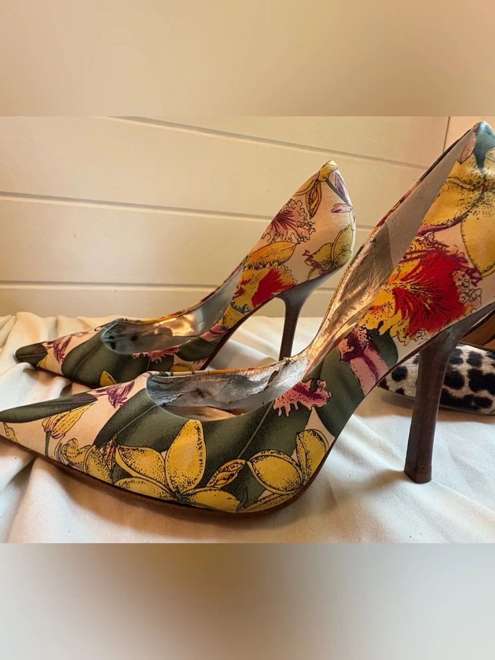 GUESS by MARCIANO👠Pointed-Toe Stiletto in MultiColorYellow &Green 🌻Floral Fabric